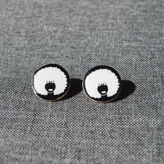 Black and white 1" diameter round earring. Black background with white Afro Woman applique.