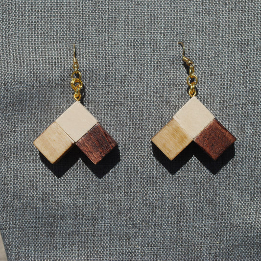 Tricolor varnished wood triangle shaped earring.